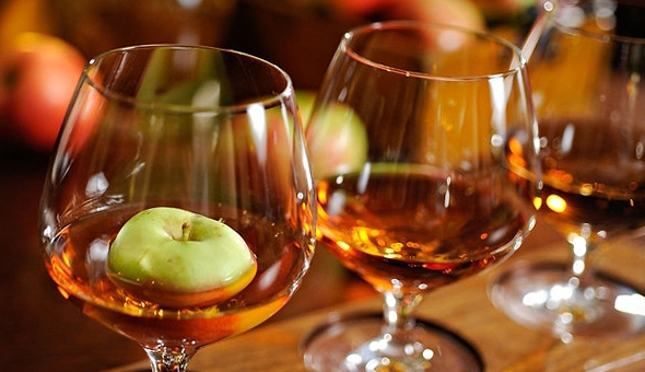 Кальвадос производится на основе яблочного и грушевого сидра