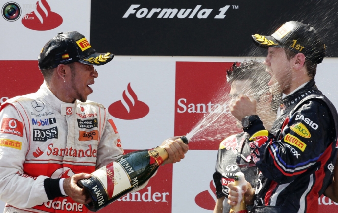Участники Formula-1 поливают друг друга шампанским Mumm