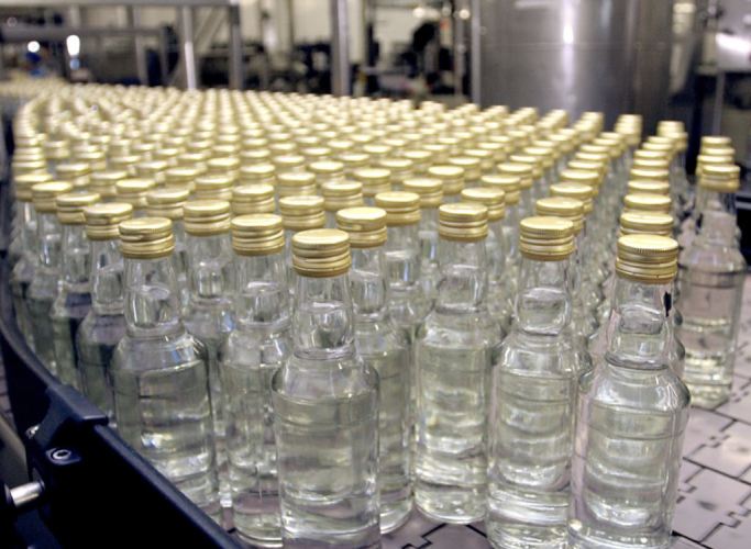 Заводская водка разливается до определенного уровня бутылки