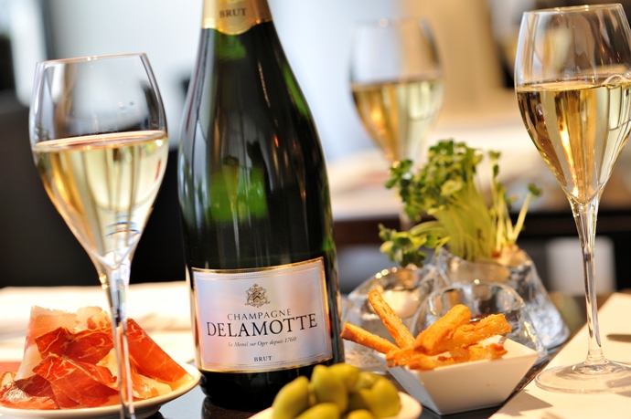 Шампанское Деламотт производится раз в год общим объемом 50 тысяч бутылок