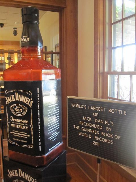 огромная бутылка Jack Daniels