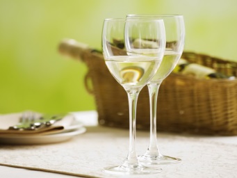 Белое вино в бокале