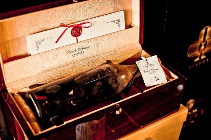 Бутылка коньяка Cuvee Leonie 1858 года от Cognac Croizet