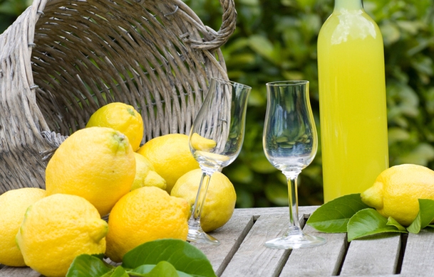 Лимонный ликер «Лимончелло» имеет крепость от 30% до 43%