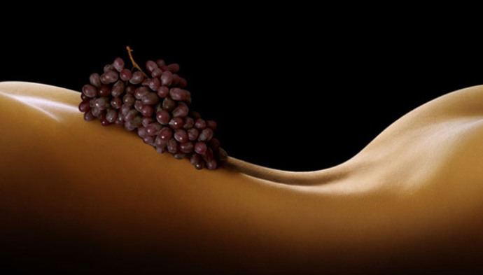 Основные полезные элементы находятся в кожице винограда, а при производстве белого вина она полностью удаляется