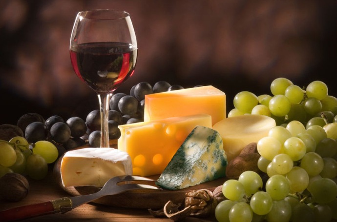 Лучшее сочетание с красными винами - сыр любых видов
