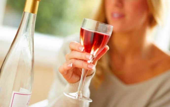 Употребление вина в небольшом количестве способствует укреплению нервной системы